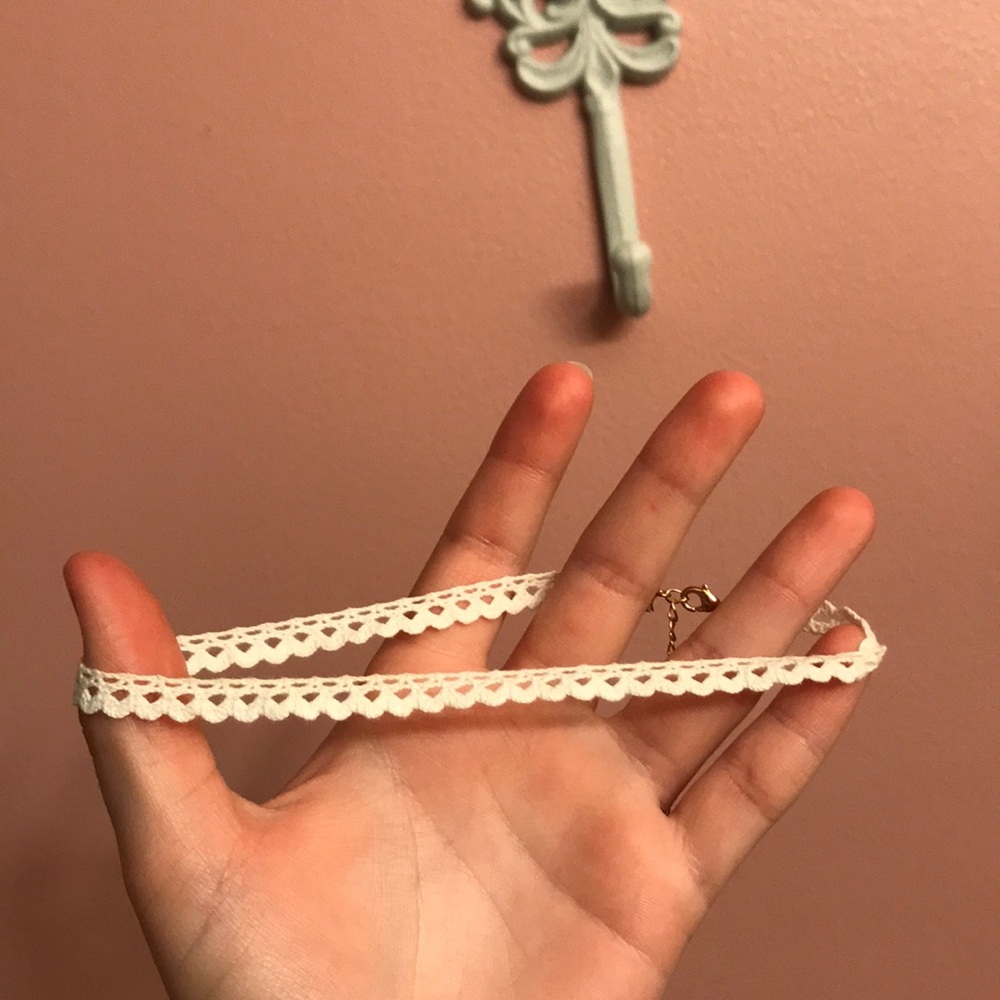 SUPER CUTE white lace choker!